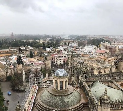 Der Regen begleitet uns nach Sevilla.