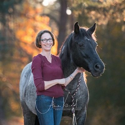 Frau mit Pferd in der Natur Blog Autorin Tanja Münster bei Picadera