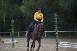 Reiterin auf spanischem Pferd bei Working Equitation Slalom bei Picadera