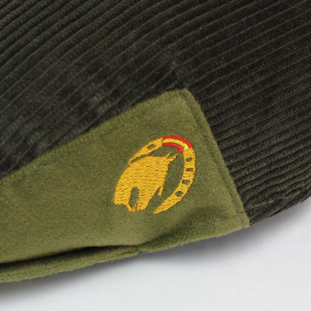 Flatcap aus grünem Cord mit Pferde Stickerei Detail bei Picadera