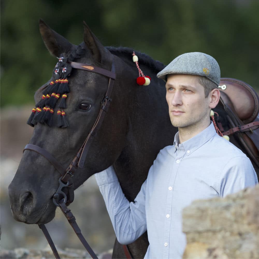 Flat cap Caballo in green for men with Andalusian horse Picadera