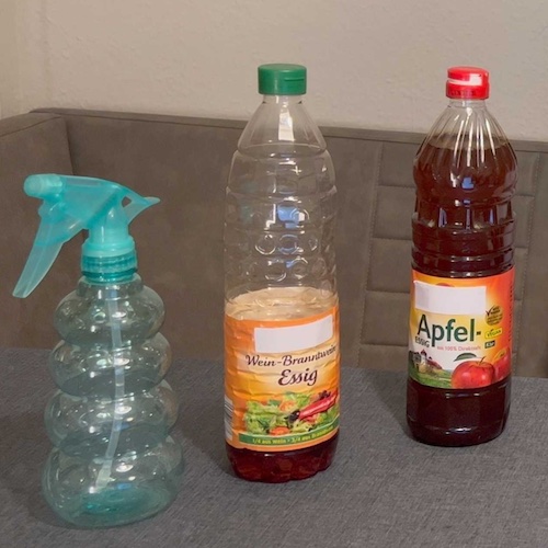 Apfelessig, normaler Essig und eine Sprühflasche bei Picadera