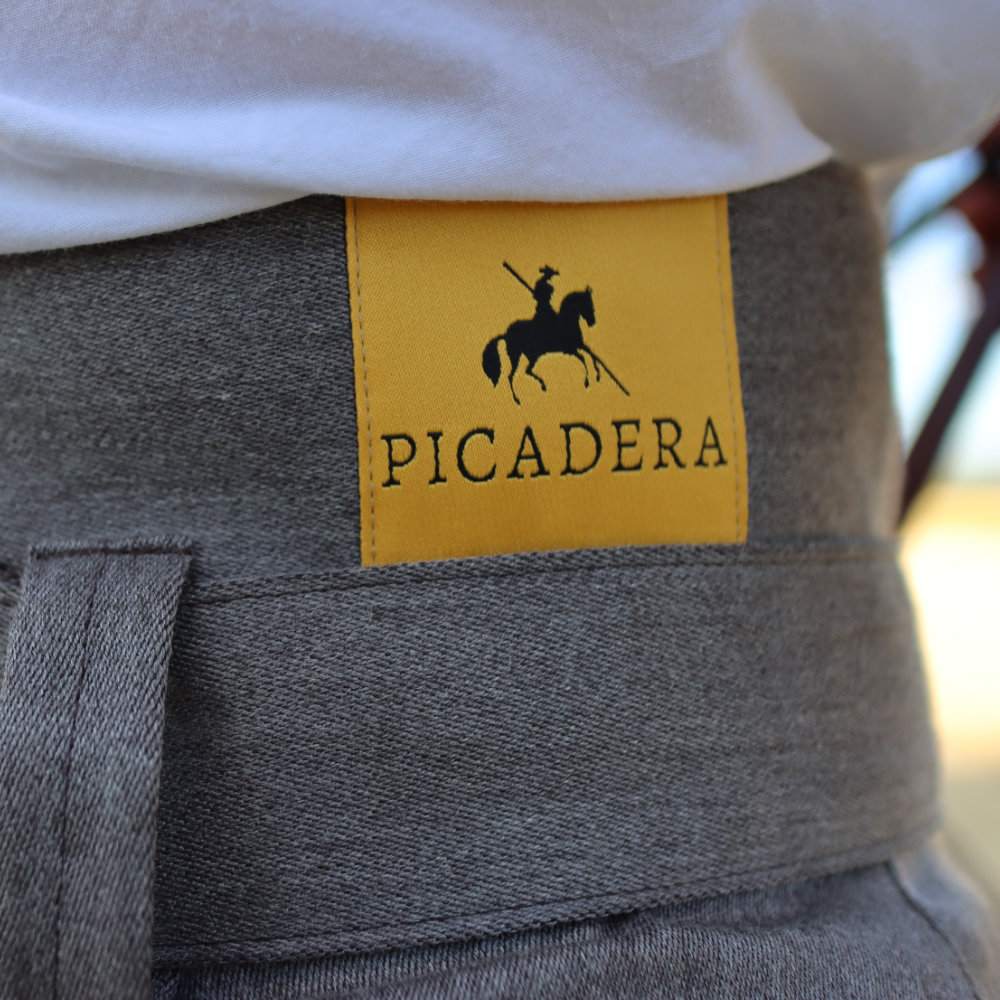 Reitrock Hedy in Braun Meliert an Reiterin Logo Detail bei Picadera